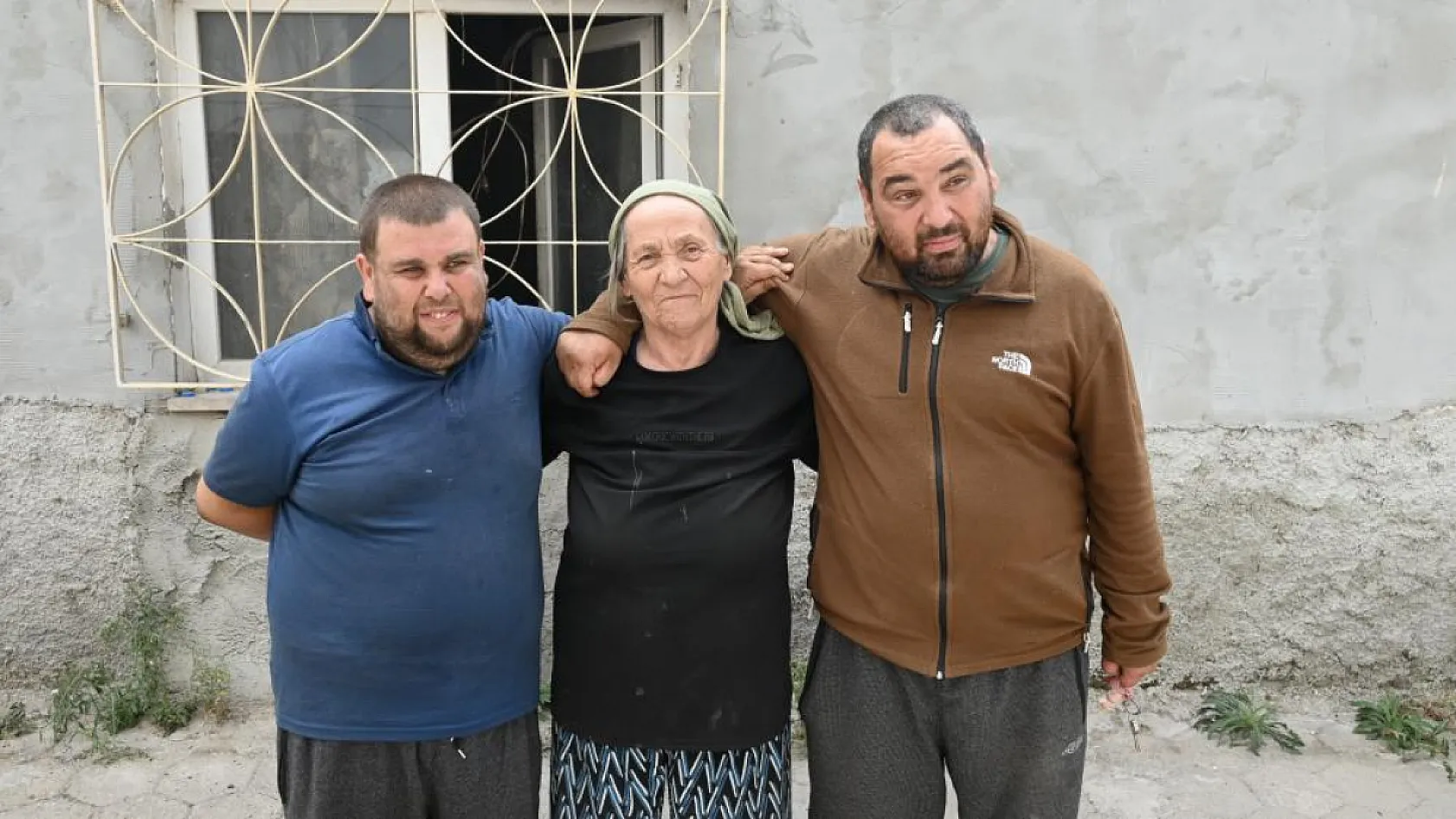 Anne ve 2 engelli oğlu yıllarca bu çöp evde yaşadı
