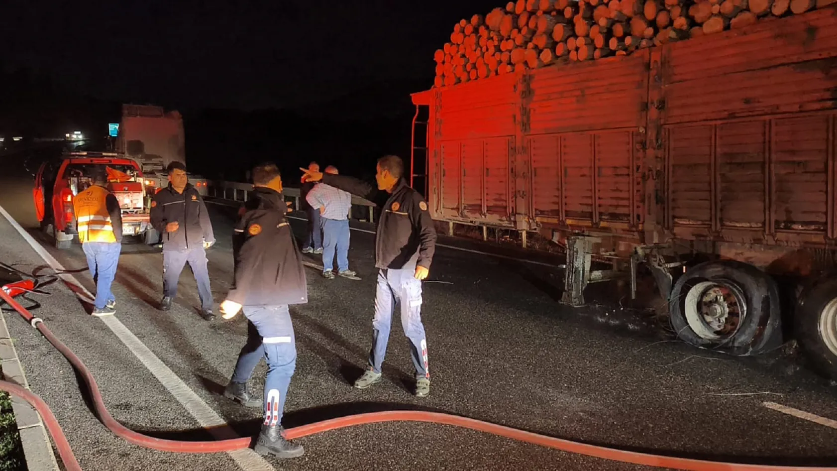 Muğla çevre yolunda tomruk yüklü tırda yangın çıktı