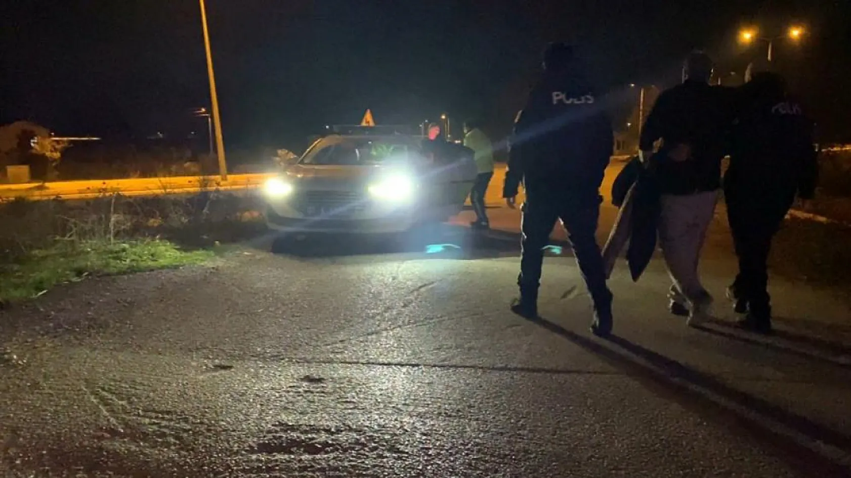 Alkollü sürücü polislerden polis istedi: 'Emniyeti arayın buraya polis ekipleri gelsin'
