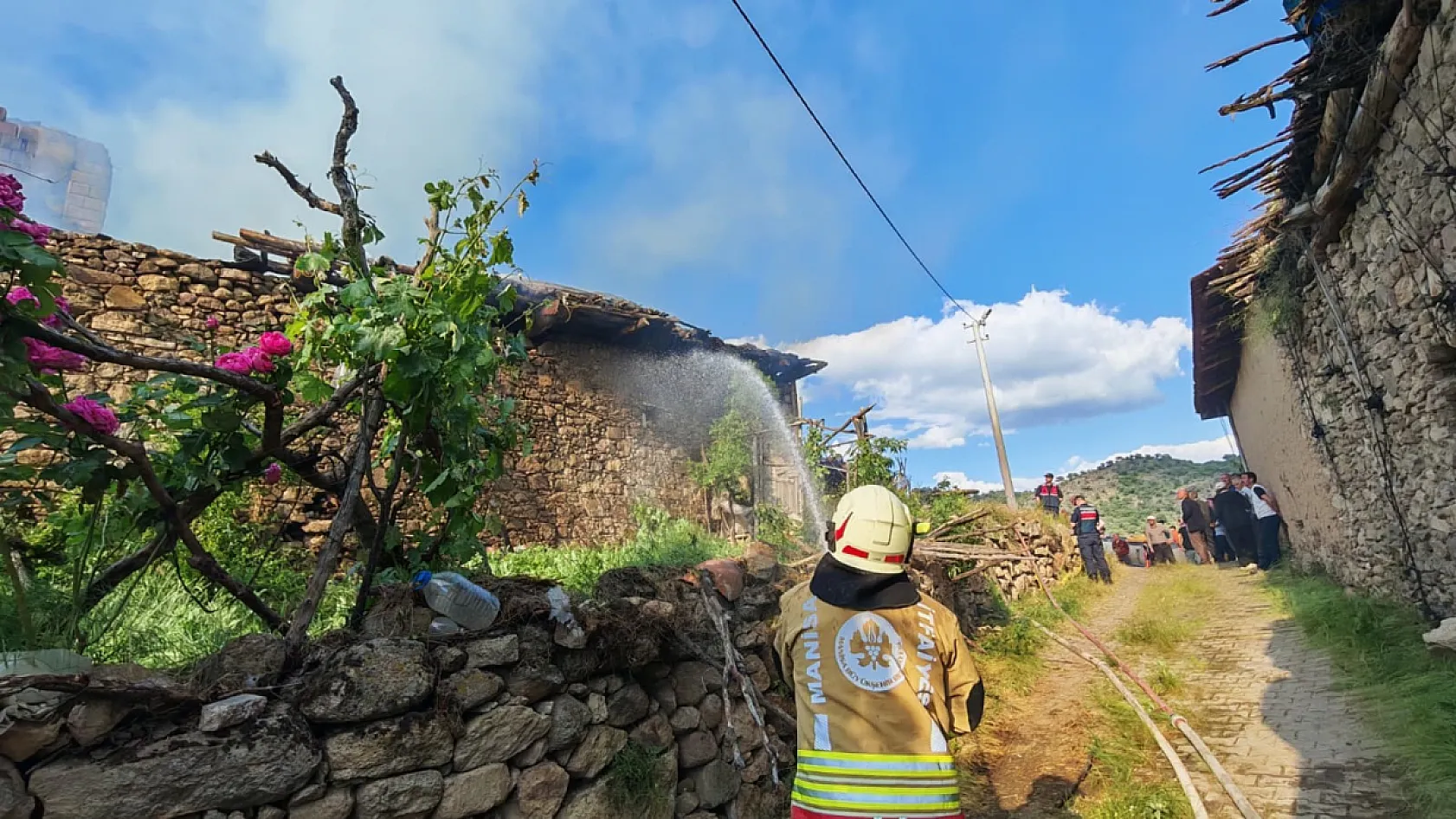 Bayram için köylerine gelen ailenin evi yandı