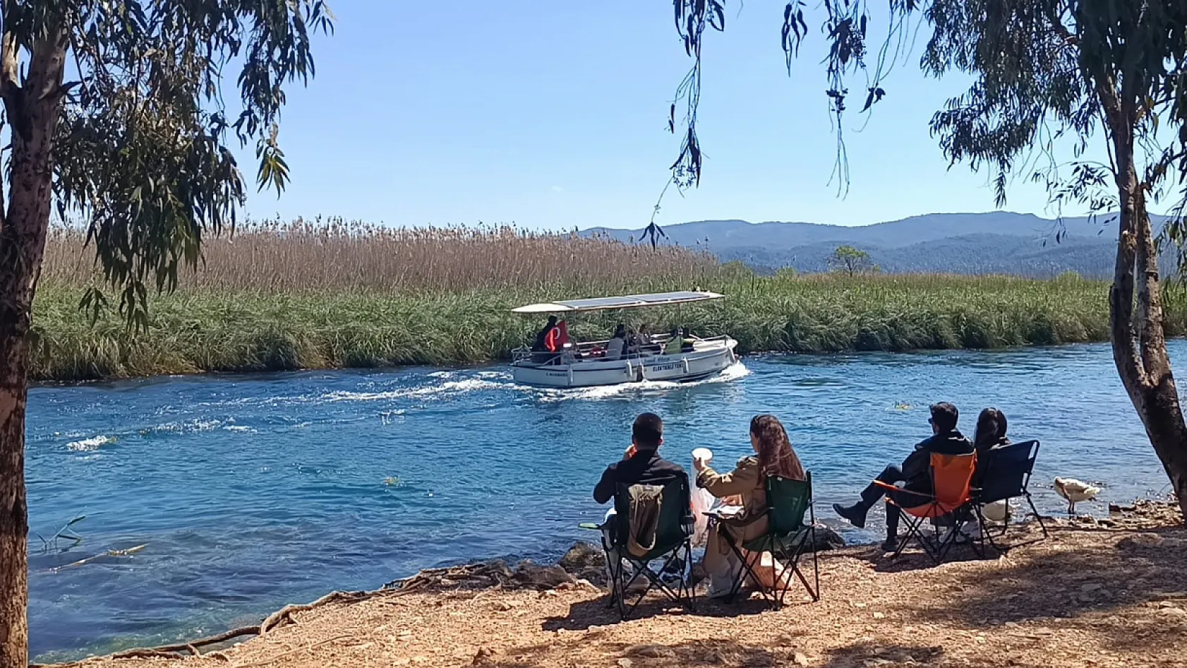 Azmak Nehri'nde tekne yoğunluğu