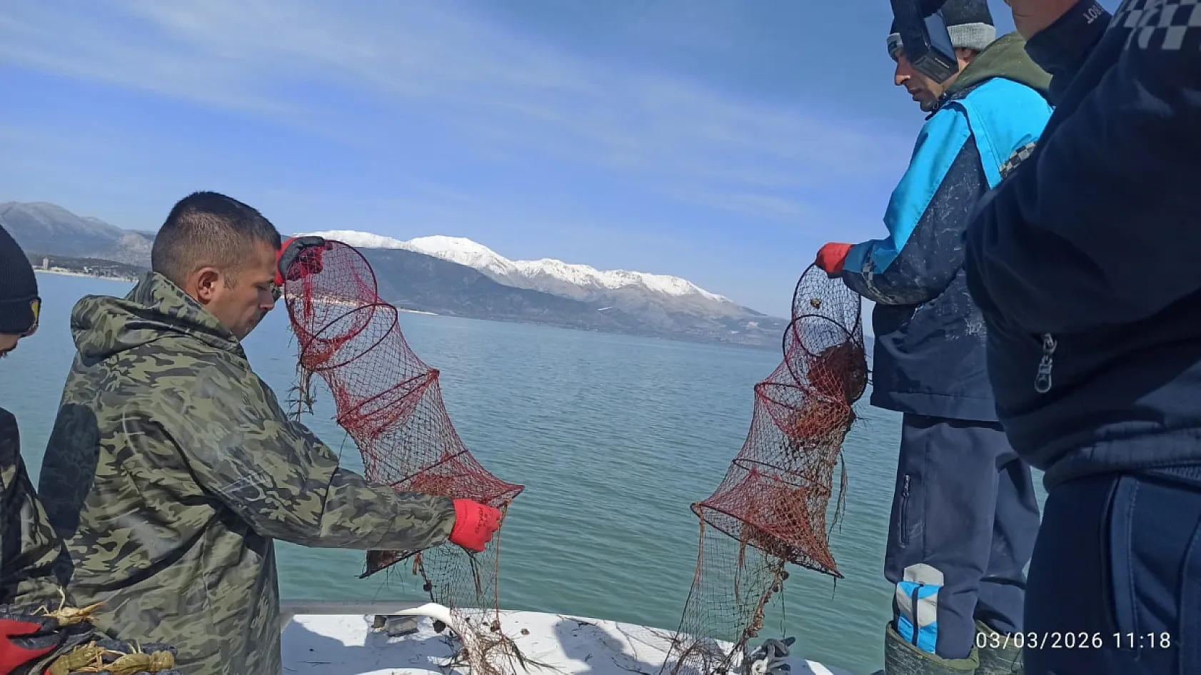 Eğirdir Gölü'nde kaçak pinterlere el konuldu, kerevitler göle bırakıldı