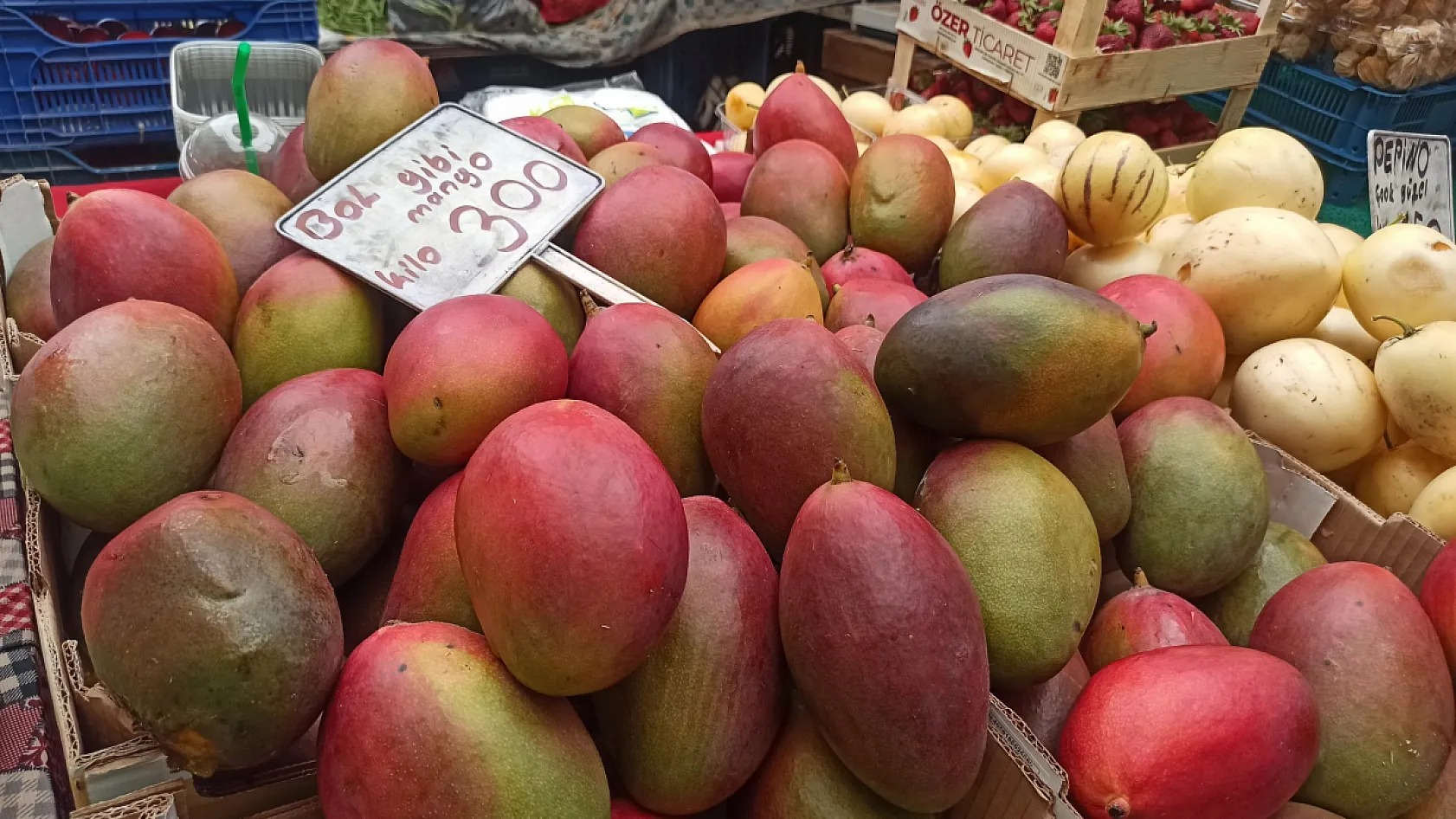 Fethiye Çalış Pazarı'nda Fiyat Rekoru Yaban Mersini ve Mango'da