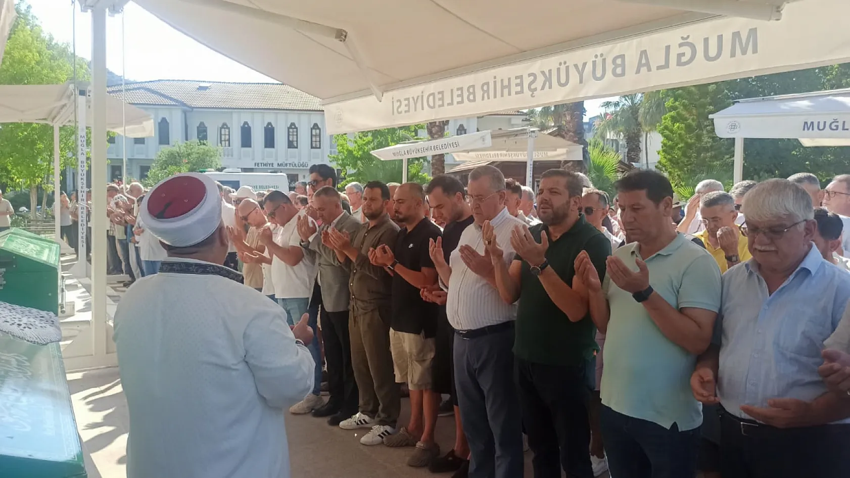 Fethiye Çarşı Caddesi esnaflarından Ömer Eriz son yolculuğuna uğurlandı