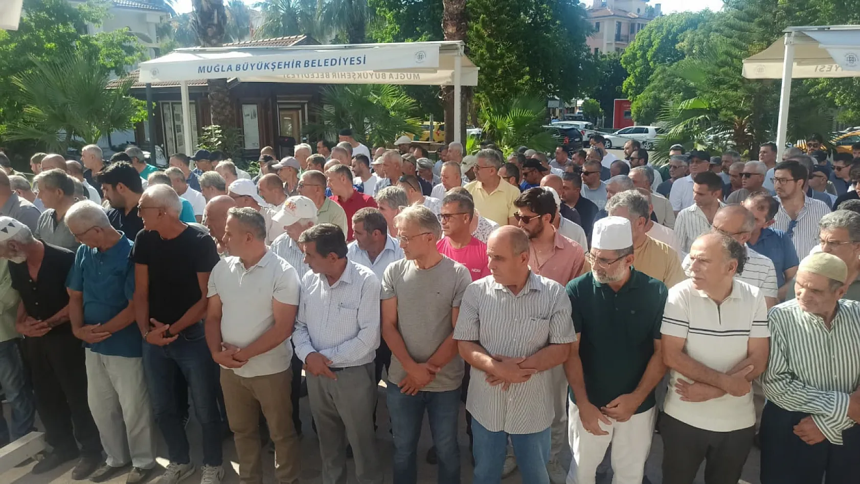 Fethiye Çarşı Caddesi esnaflarından Ömer Eriz son yolculuğuna uğurlandı