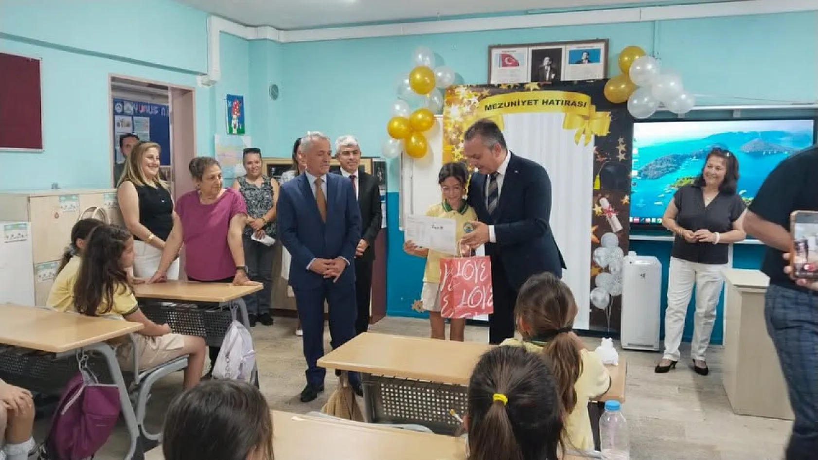 Fethiye Kaymakamı Fatih Akkaya öğrencilerin karne sevincine ortak oldu