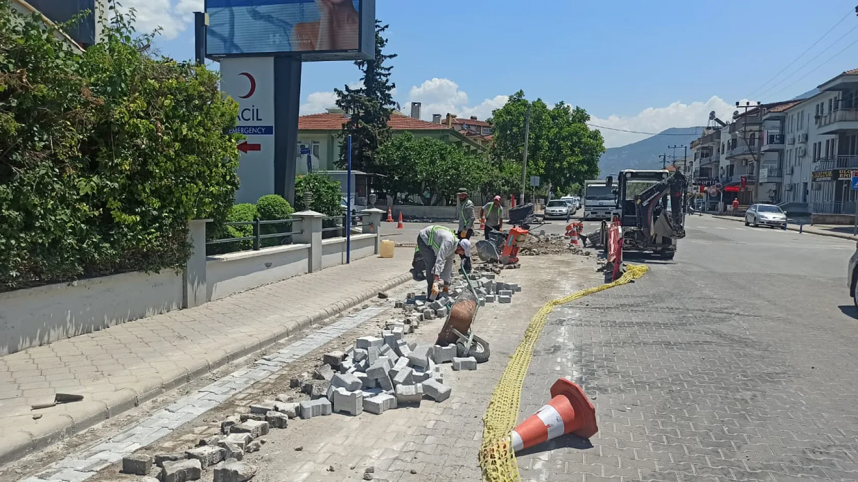 Fethiye Sadi Pekin Caddesi'nde fiber altyapı çalışması başladı