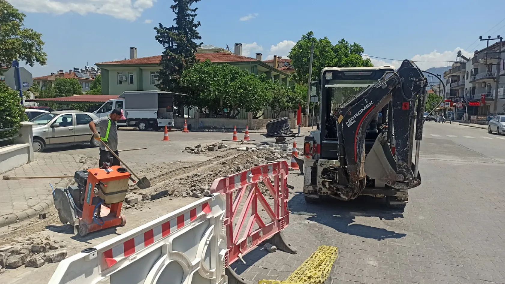 Fethiye Sadi Pekin Caddesi'nde fiber altyapı çalışması başladı