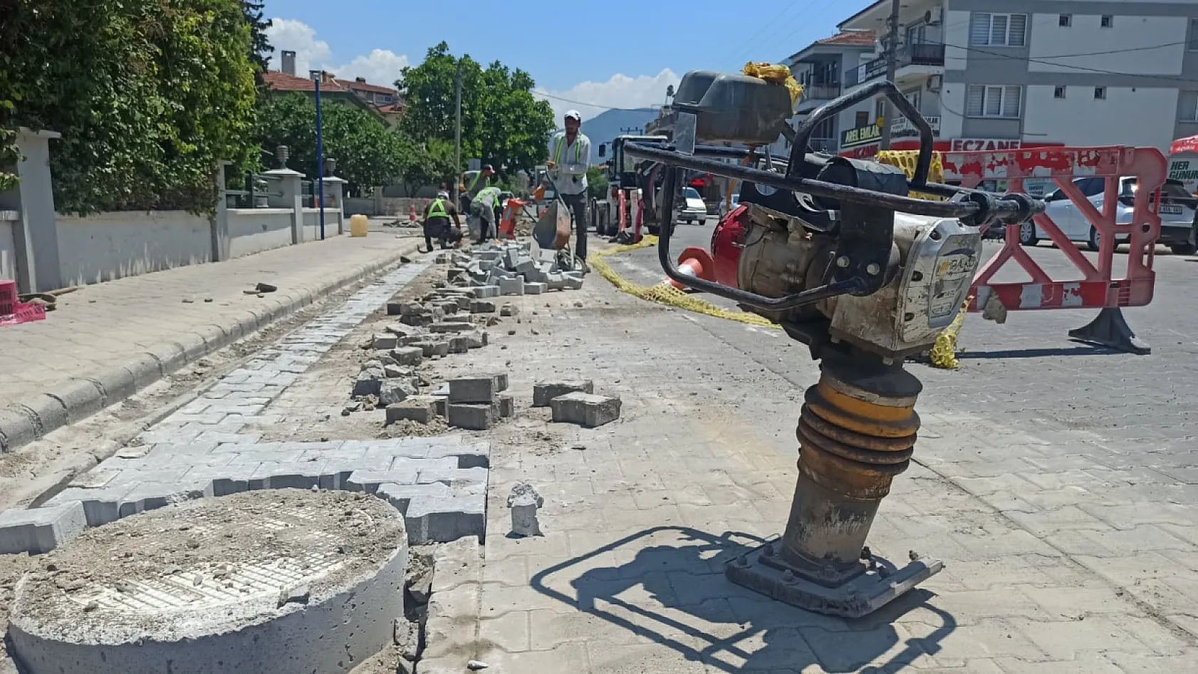 Fethiye Sadi Pekin Caddesi'nde fiber altyapı çalışması başladı