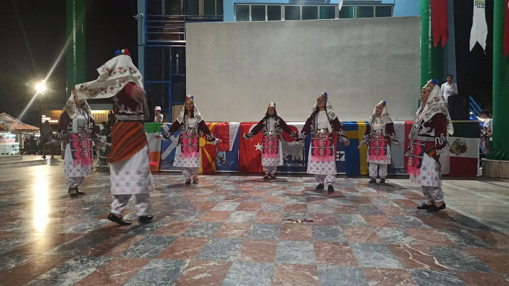 Fethiye'de 12 Ülkeden Gençler Kültür Gecesinde Buluştu
