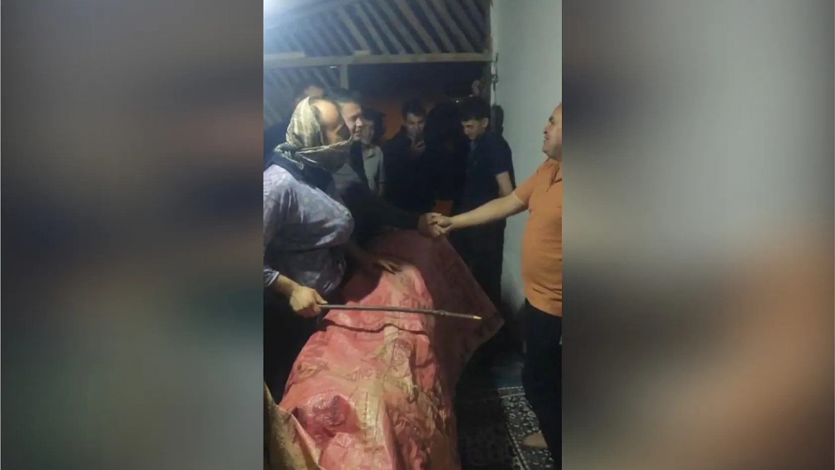 100 yıllık bayram geleneği: Deve kostümü ile kapı kapı dolaşıp para topluyorlar