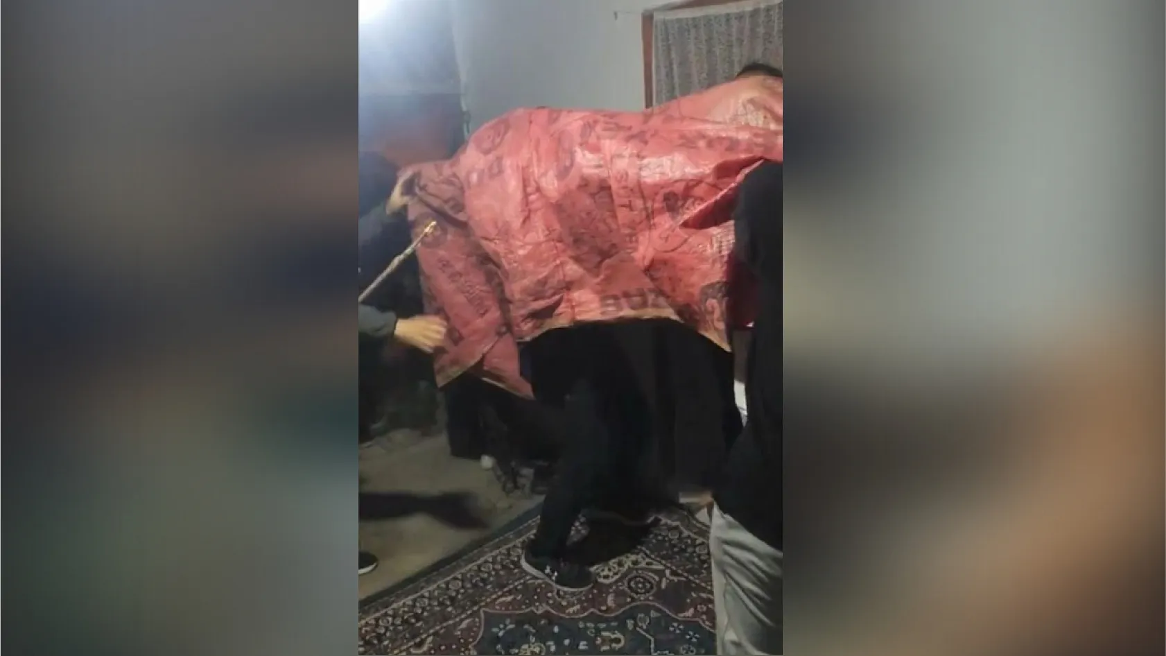 100 yıllık bayram geleneği: Deve kostümü ile kapı kapı dolaşıp para topluyorlar