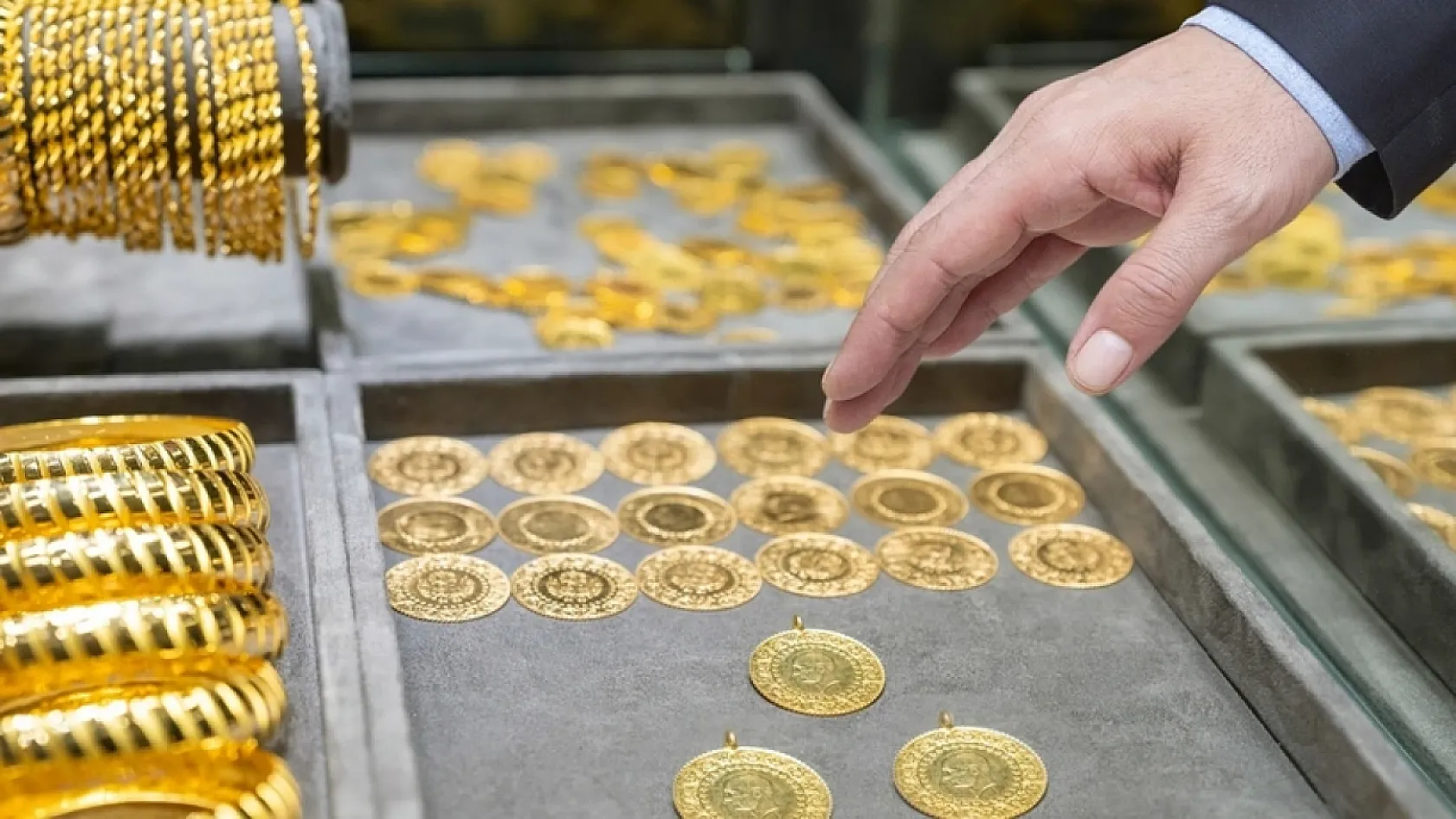 Altın fiyatlarında yeni rekor! Ons altın 3.245 doları gördü