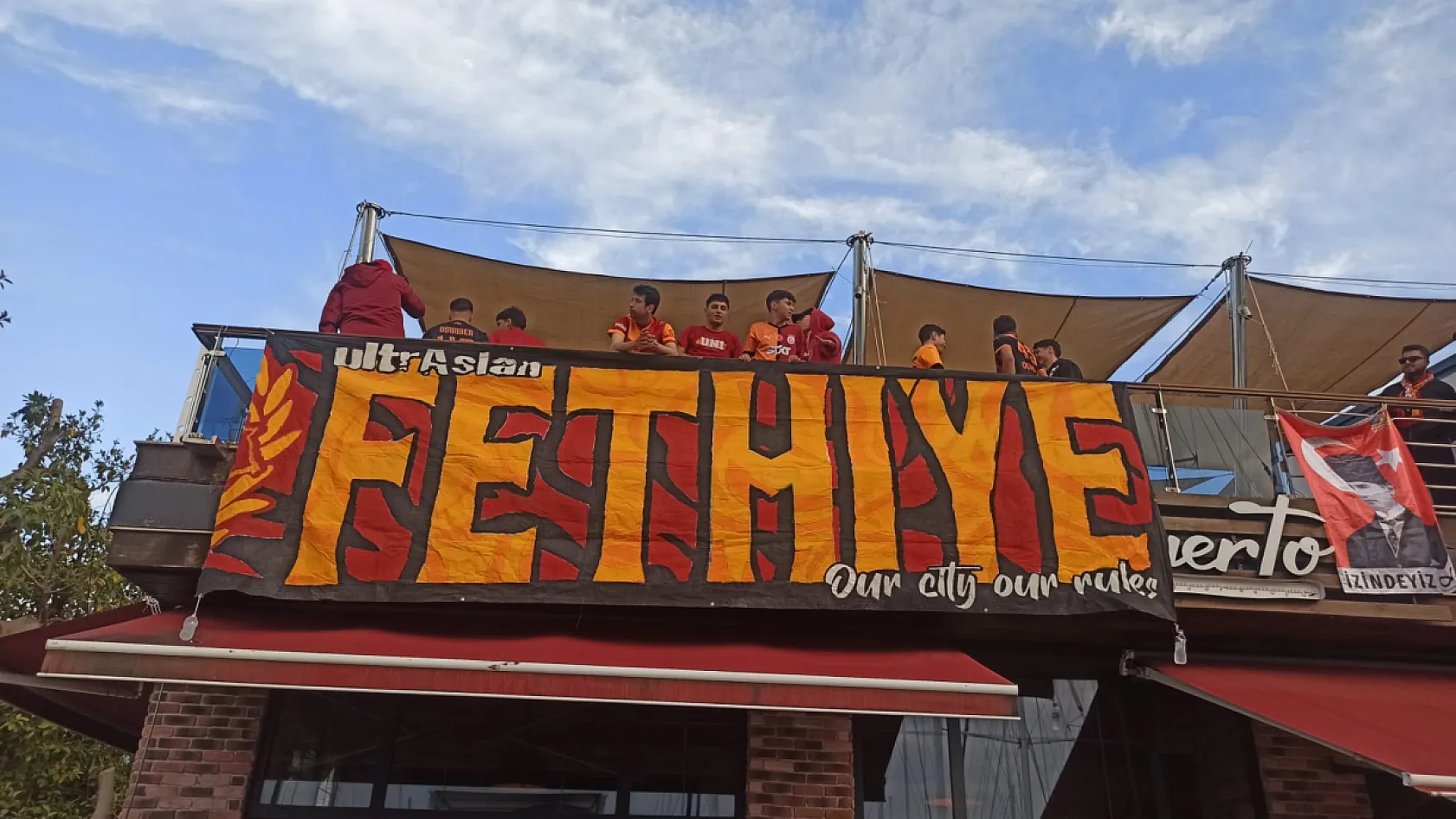 Fethiye'de Galatasaraylı Taraftarlar Derbi Öncesi Kordonda Buluştu