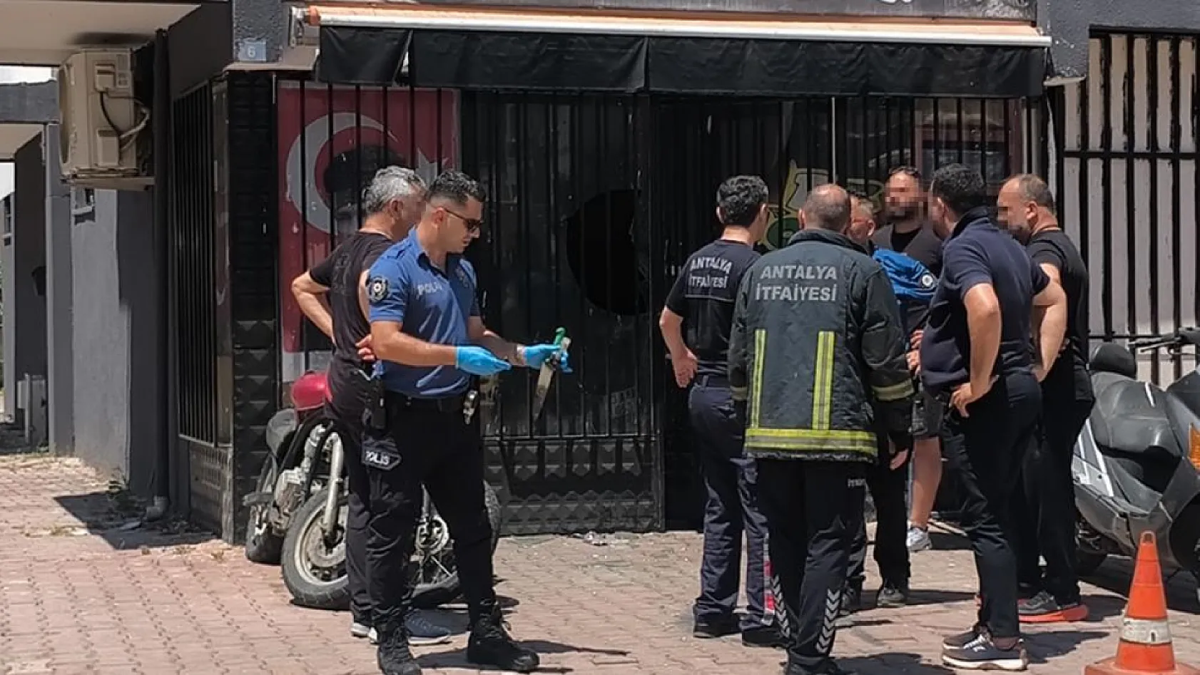 'Ben söz verdim mi tutarım' deyip üzerine benzin dökerek iş yerine kendini kilitledi