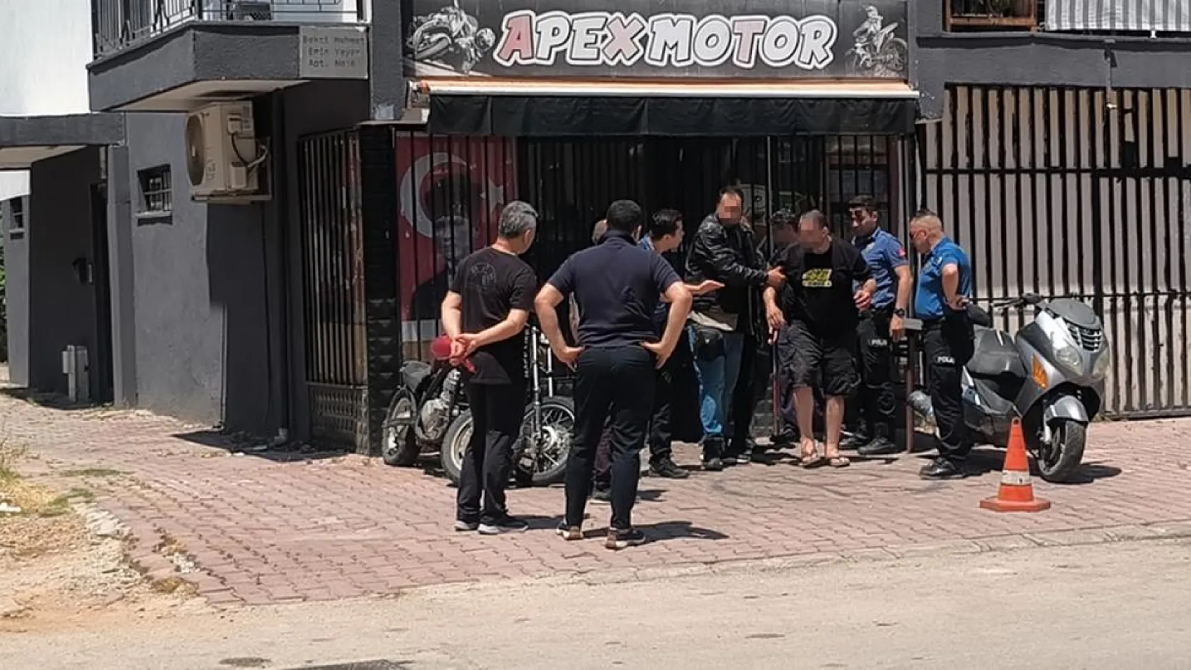 'Ben söz verdim mi tutarım' deyip üzerine benzin dökerek iş yerine kendini kilitledi