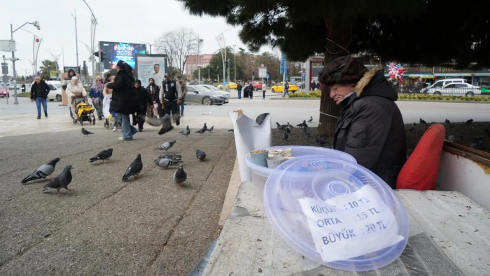 'Çocukların Kuşçu Dedesi' kuşlar için meydanı terk etmiyor