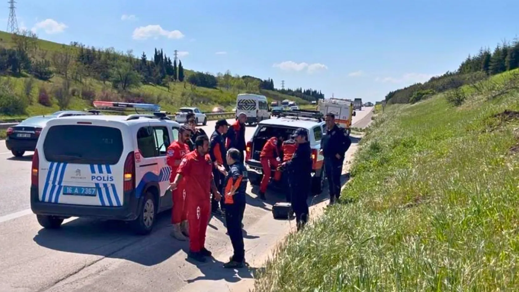 'Otoyola 5 yaşında çocuk bırakıldı' ihbarı ekipleri alarma geçirdi