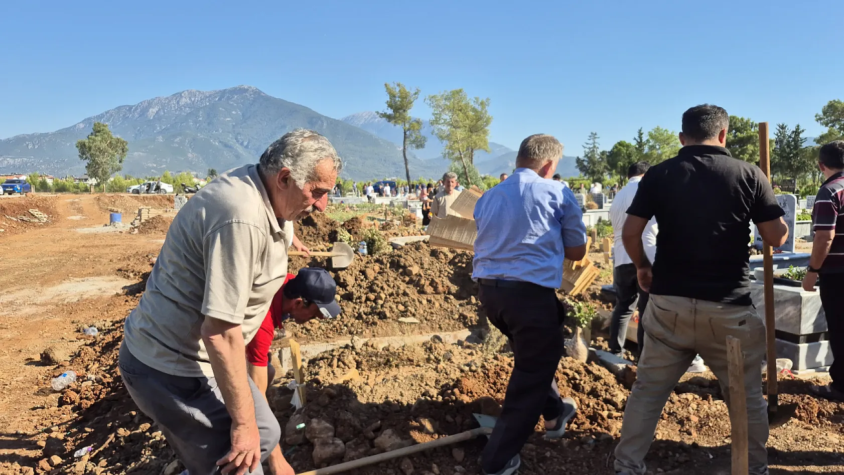 Fethiye'de evinde ölü bulunan Ebru son yolculuğuna uğurlandı