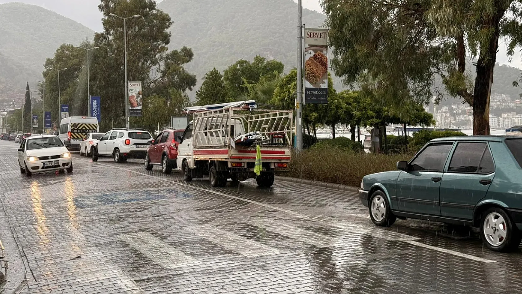 Fethiye'de Şiddetli Yağış Sürüyor, Sahilde Trafik Oluştu