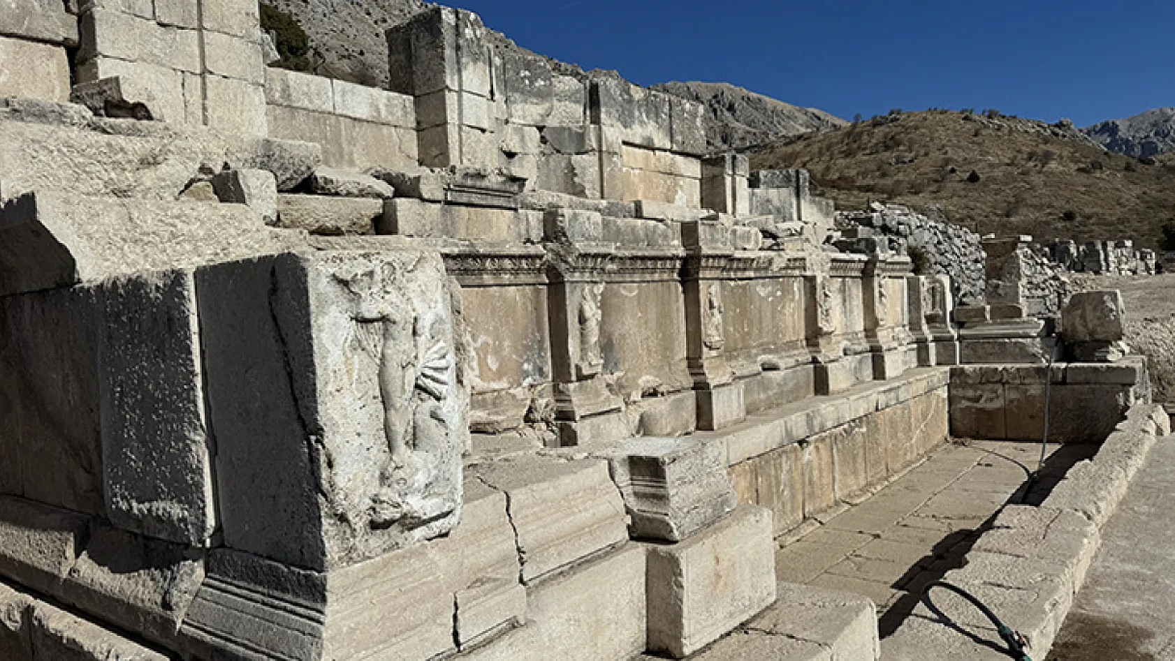Sagalassos Antik Kenti'nde anıtsal Hadrianus Çeşmesi ayağa kaldırılıyor