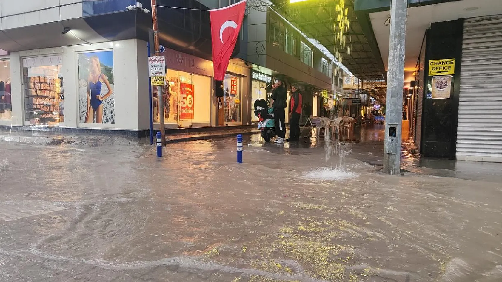 Fethiye'de Şiddetli Yağmur Hayatı Olumsuz Etkiledi