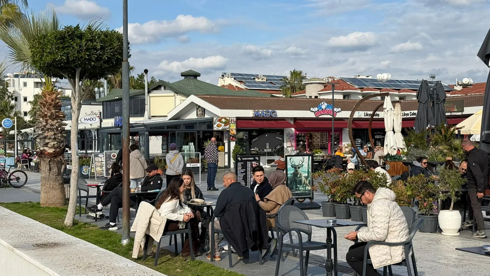 Fethiye'de Çalış Sahilinde Pazar Yoğunluğu