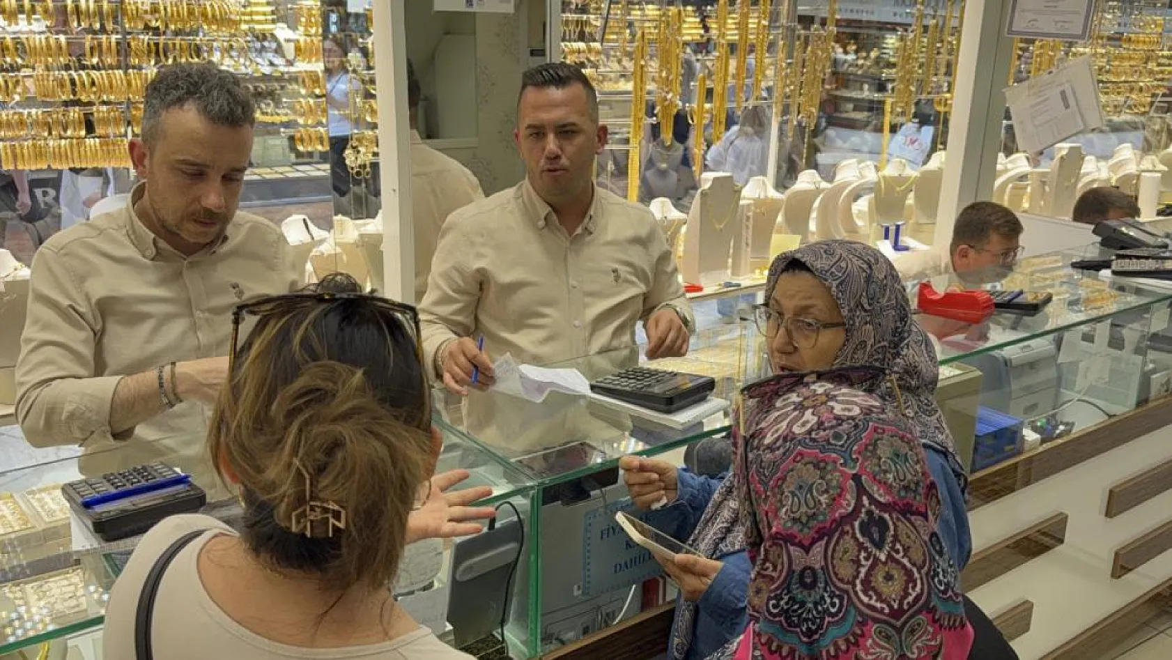 1 milyon 300 bin lira dolandırılmaktan kuyumcunun dikkati sayesinde kurtuldu