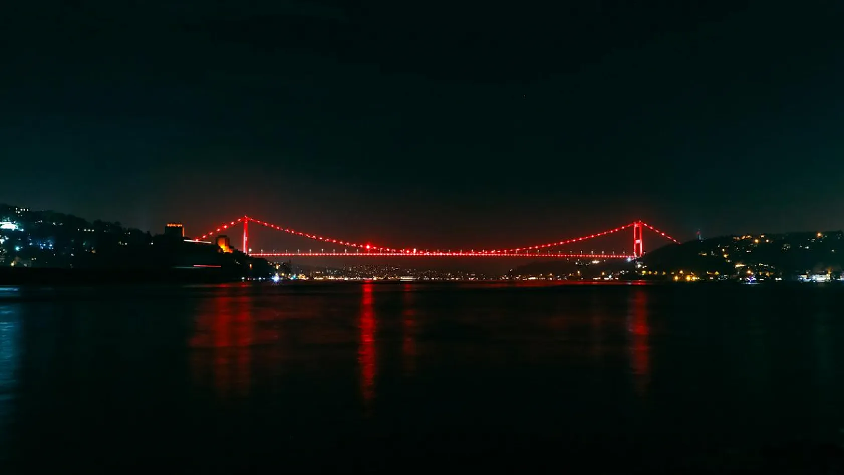 Türkiye'nin sembol yapıları Kızılay kırmızısı ile ışıklandırıldı