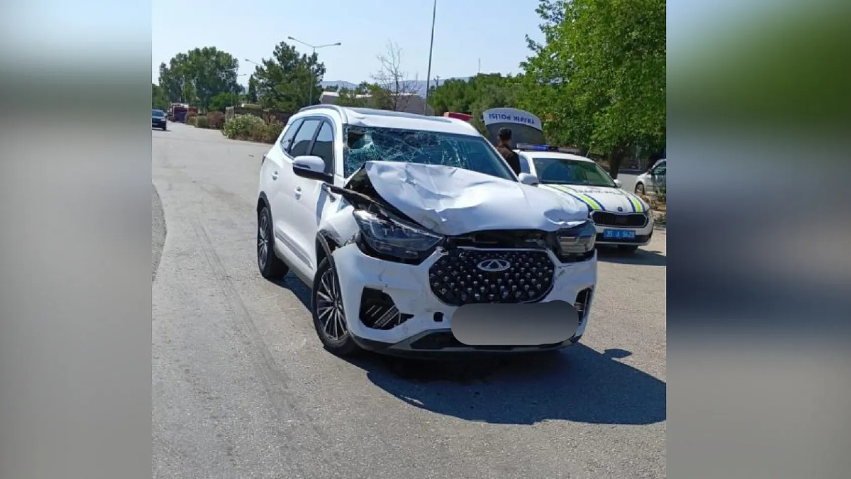 15 yaşındaki çocuğun kullandığı otomobil motosiklete çarptı, sürücü ağır yaralandı