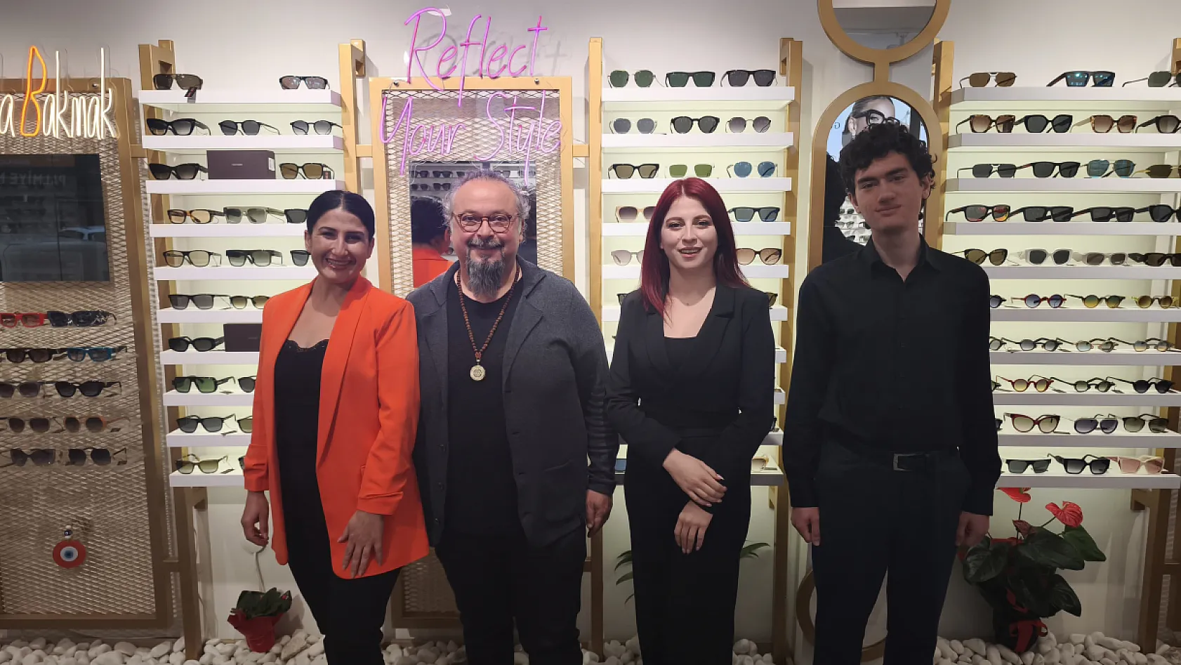 Fethiye'de Optisyen Sedat Özcan, 'Sahte gözlükler gözünüze zarar veriyor'