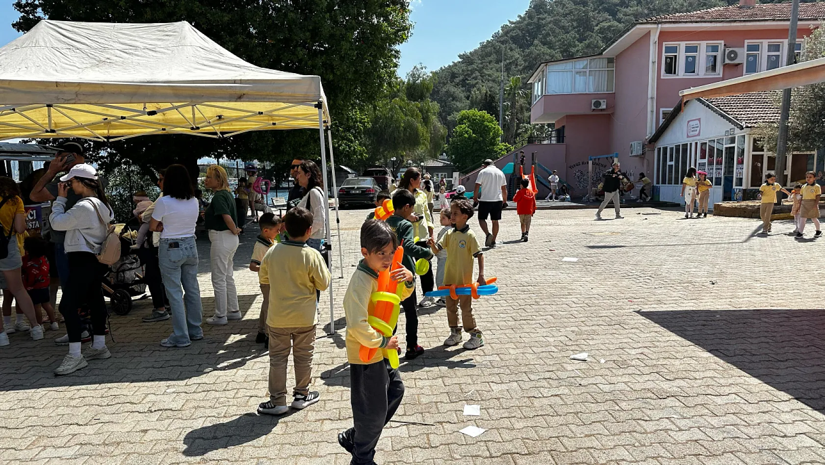 Fethiye Yunus Nadi İlkokulu'nda okul yararına kermes