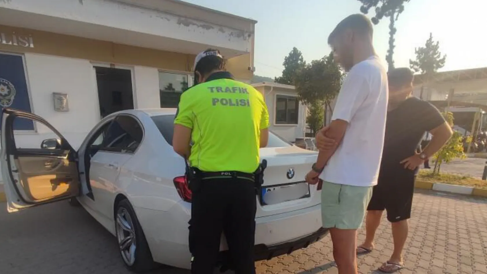 Fethiye'de trafikte camdan sarktı, sigara izmaritini yola attı