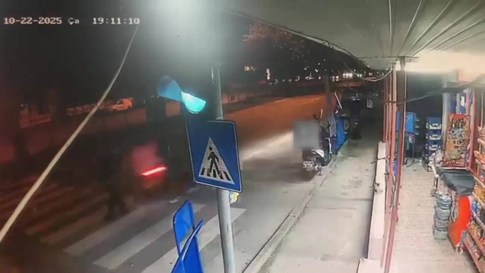 Motosikletli kuryenin çarptığı yaşlı adam kanlar içinde yere yığıldı