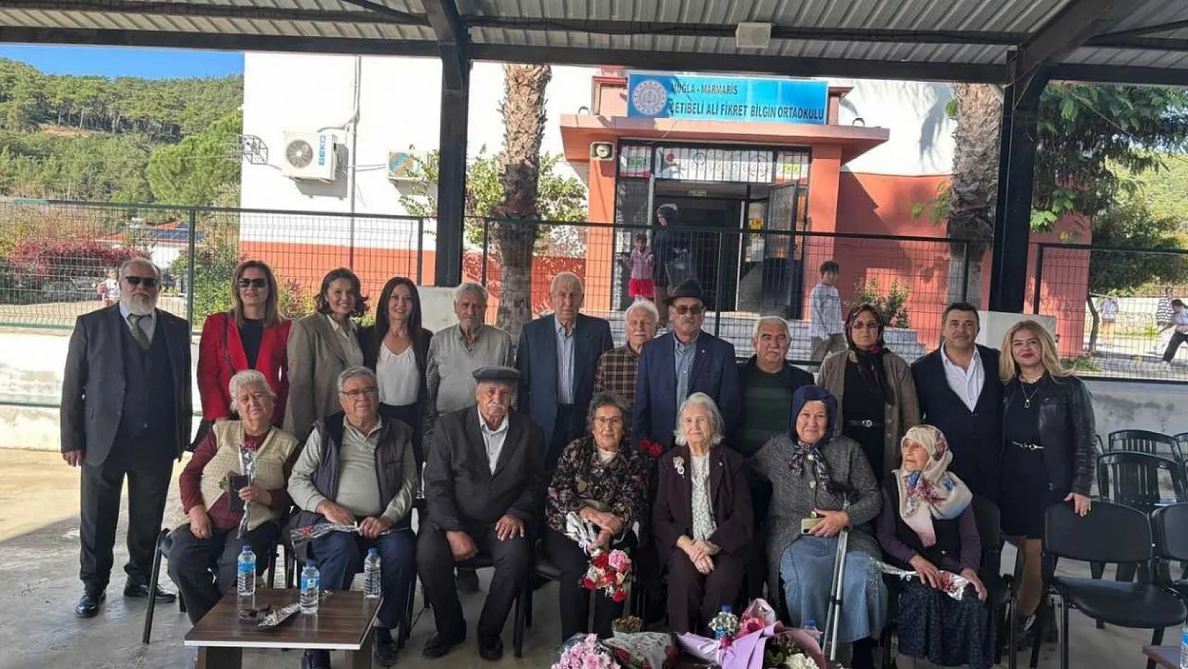 Marmaris'te 62 yıl sonra ilk öğretmenleri ile buluşup gününü kutladılar