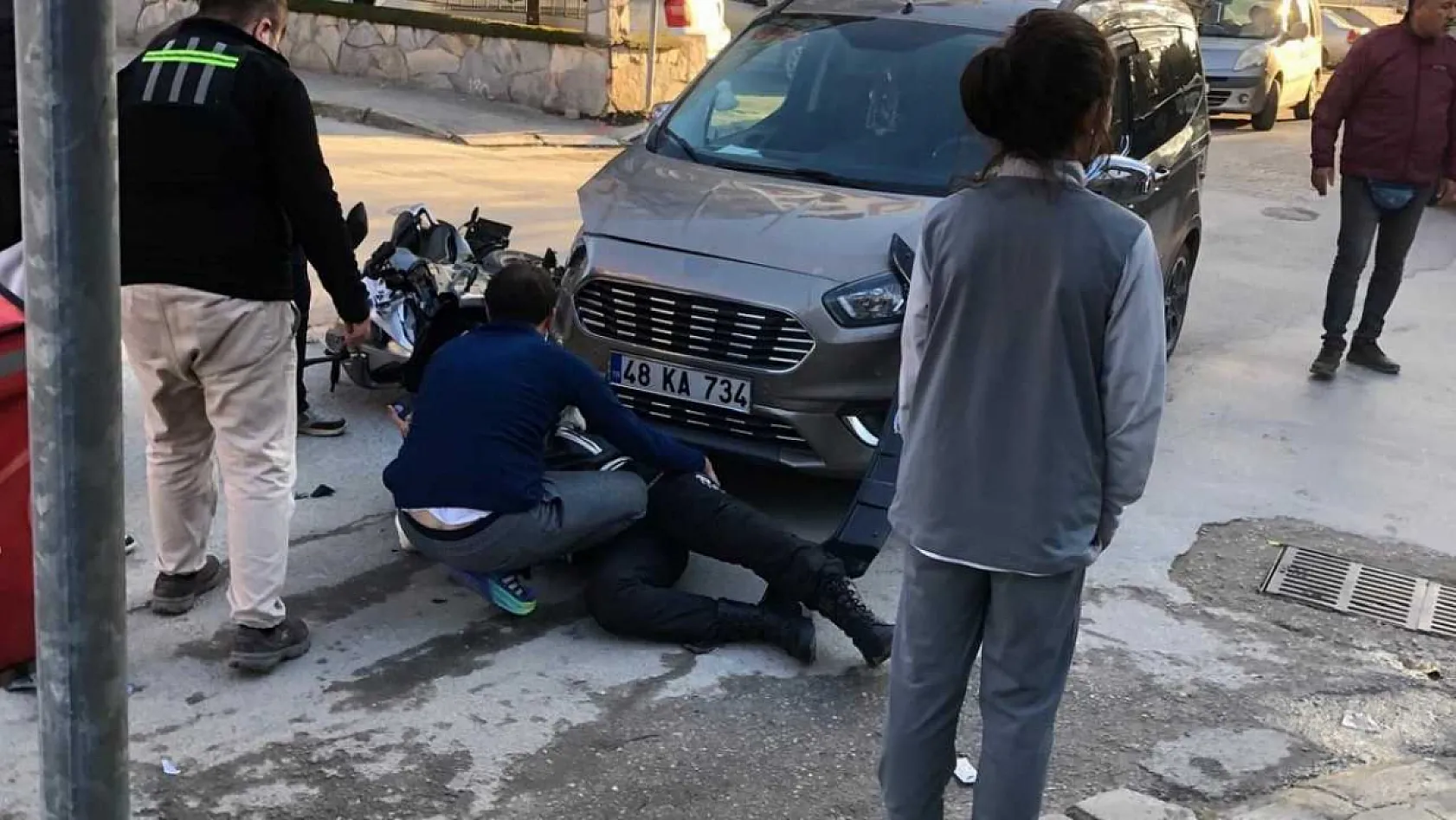 Milas'ta ticari araç ile çarpışan motosiklet sürücüsü yaralandı