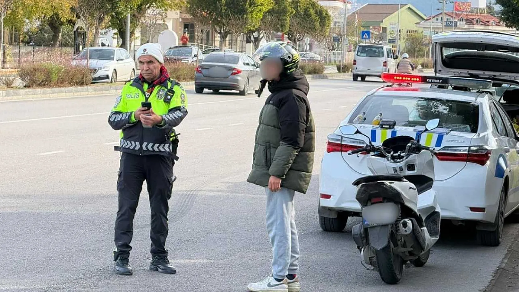 Fethiye'de Şehit Fethibey Parkı önünde motosiklet ve araçlara polis uygulaması