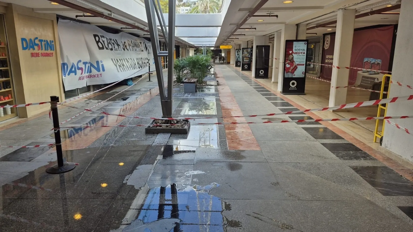 Fırtına, Bodrum'da alışveriş merkezini de vurdu