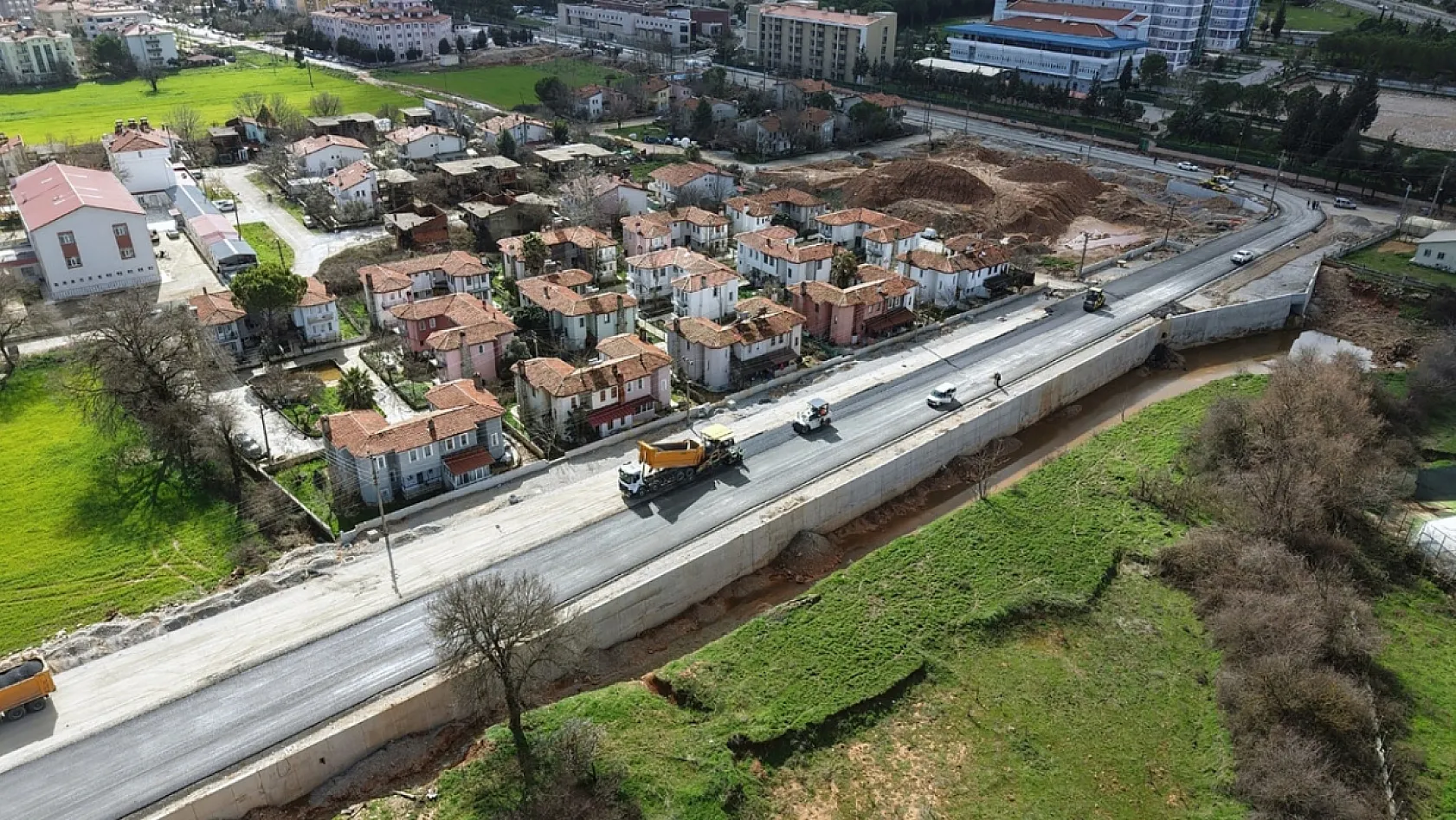 Muğla Büyükşehir'den Kötekli ve Yeniköy'e 3 Bin 700 metrelik sıcak asfalt
