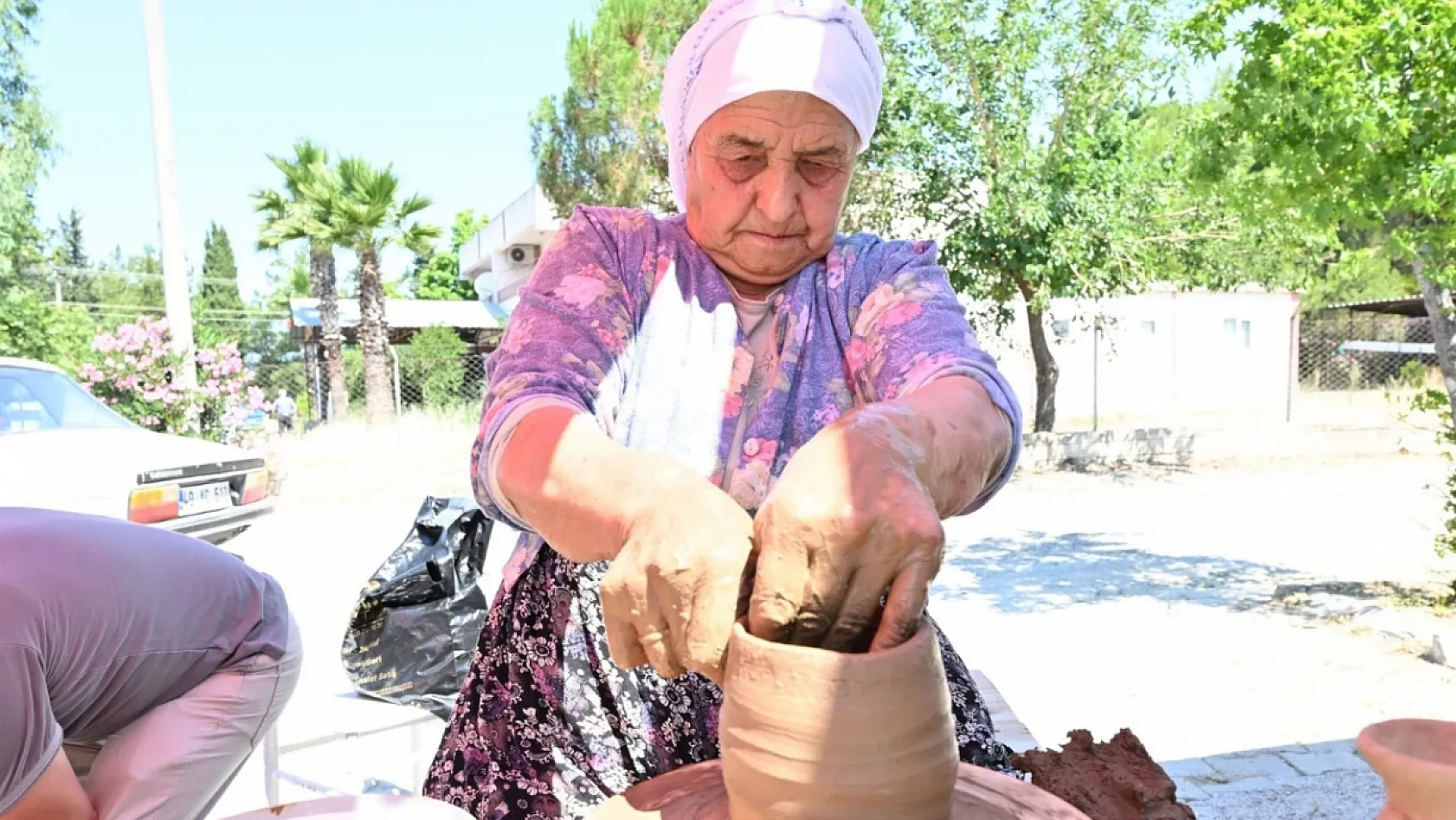 Esenköy'de El Sanatları Sergisi Yoğun İlgi Gördü