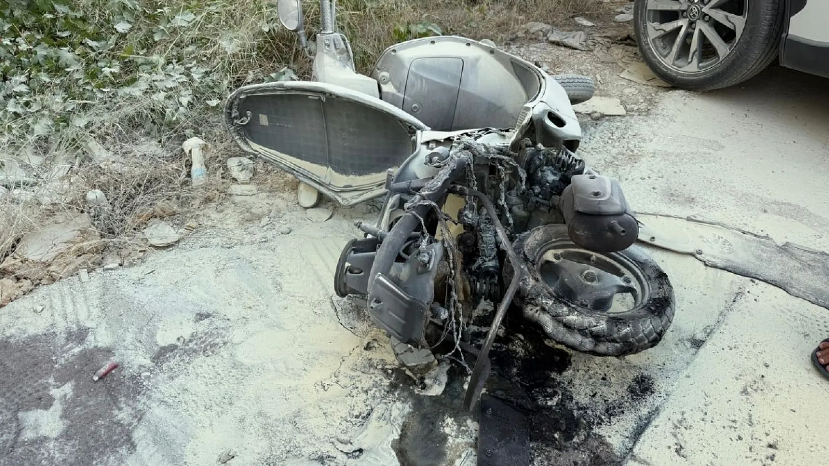 Park ettiği motosiklet alev topuna döndü, diğer araçlara sıçramaması için hayatını hiçe saydı