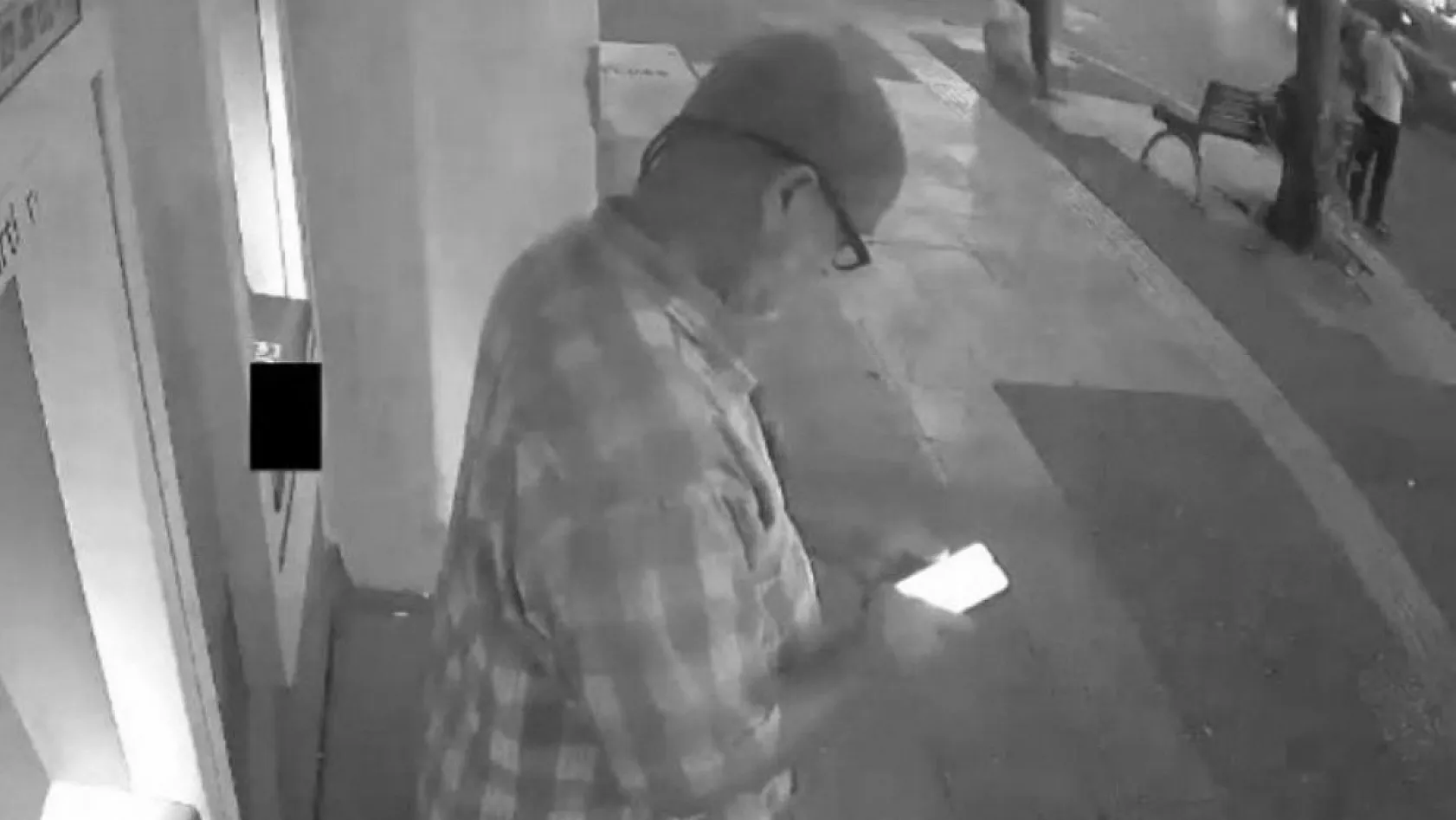 ATM'den geri çıkan parayı cüzdanına alıp kayıplara karıştı
