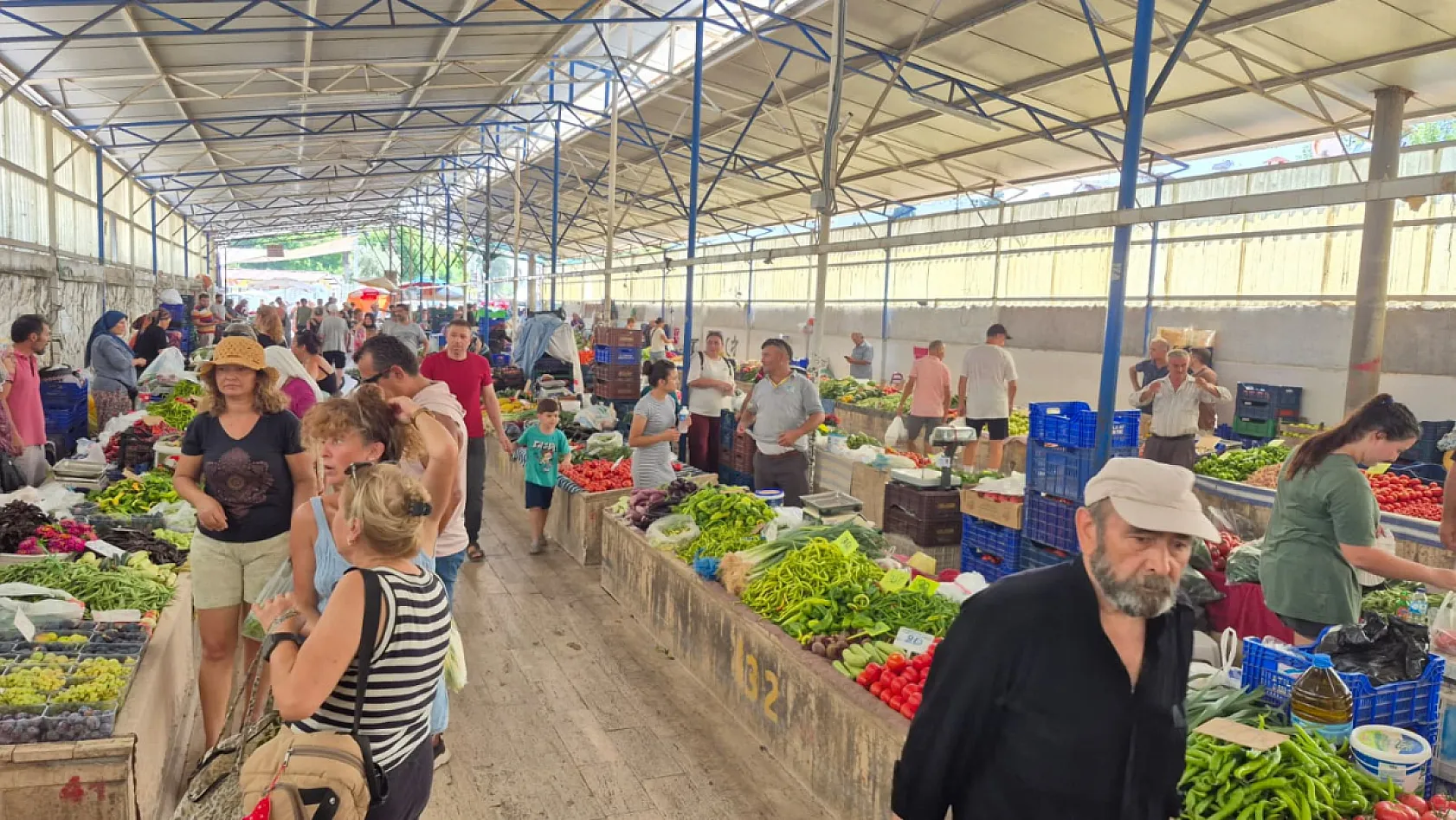 Fethiye Cuma Pazarı'nda Kendi Ürettiği Muzu Özel Yöntemlerle Sarartıyor