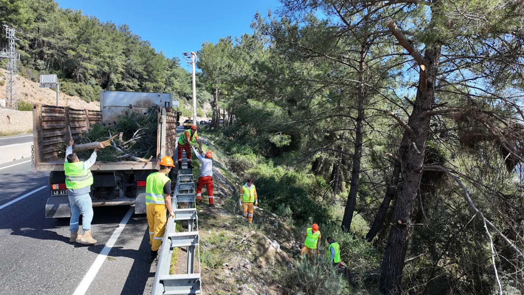 Sakar Geçidinde Orman Yangınlarına Karşı Yol Kenarı Temizliği