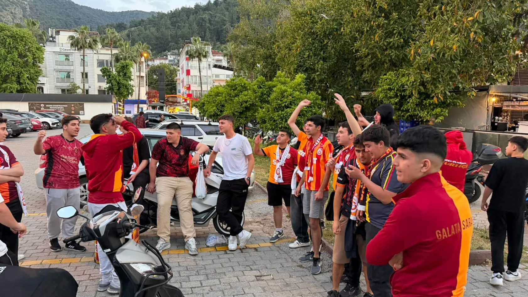 Galatasaray'ın maçı başladı, Fethiyeli taraftarlar şampiyonluğa kilitlendi