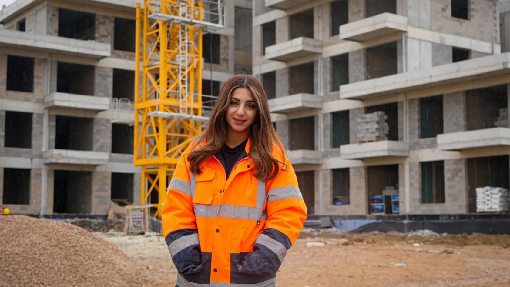 20 yaşındaki kule vinç operatörü olan genç kız, ekmeğini gökyüzünde kazanıyor