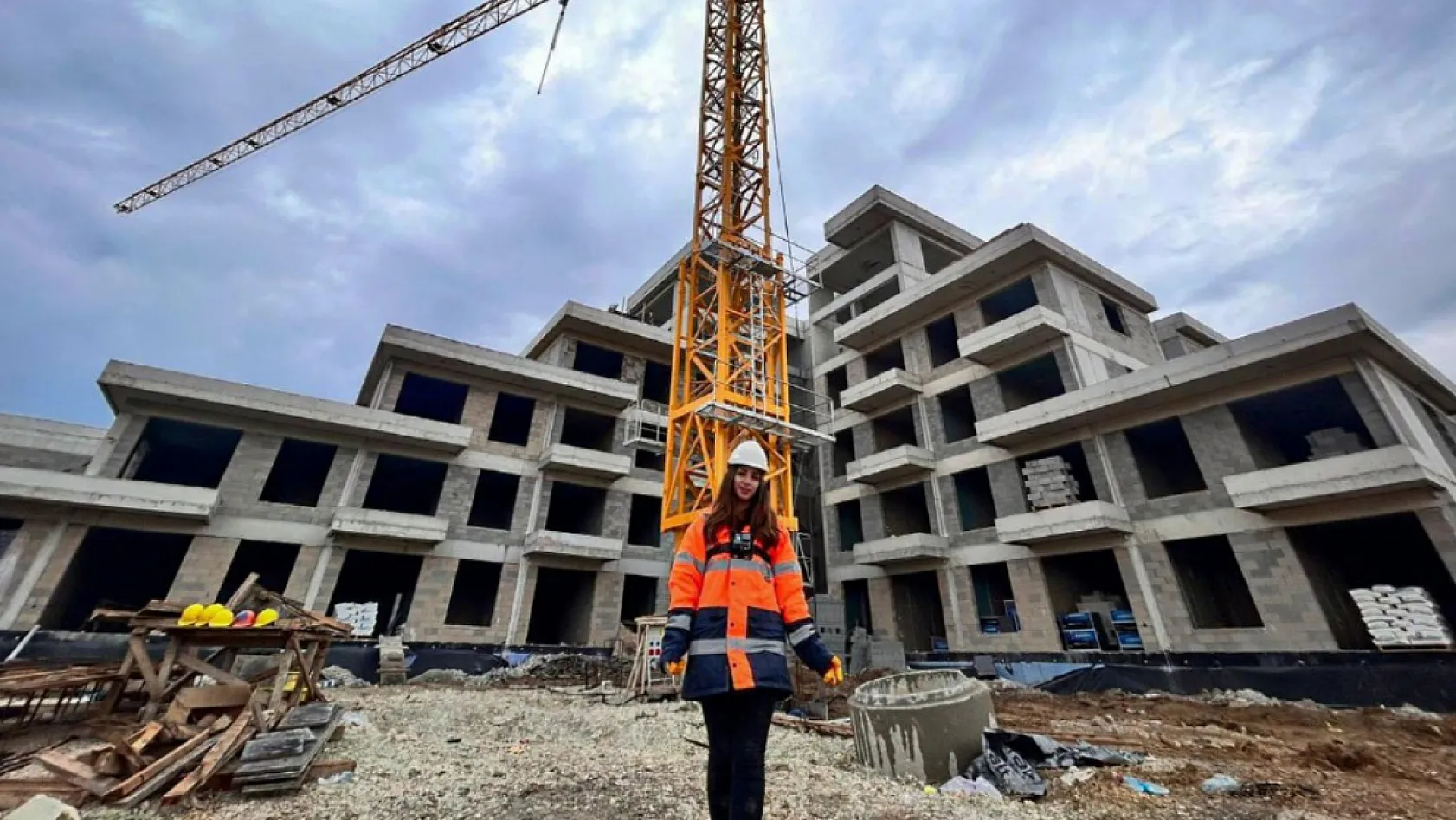 20 yaşındaki kule vinç operatörü olan genç kız, ekmeğini gökyüzünde kazanıyor