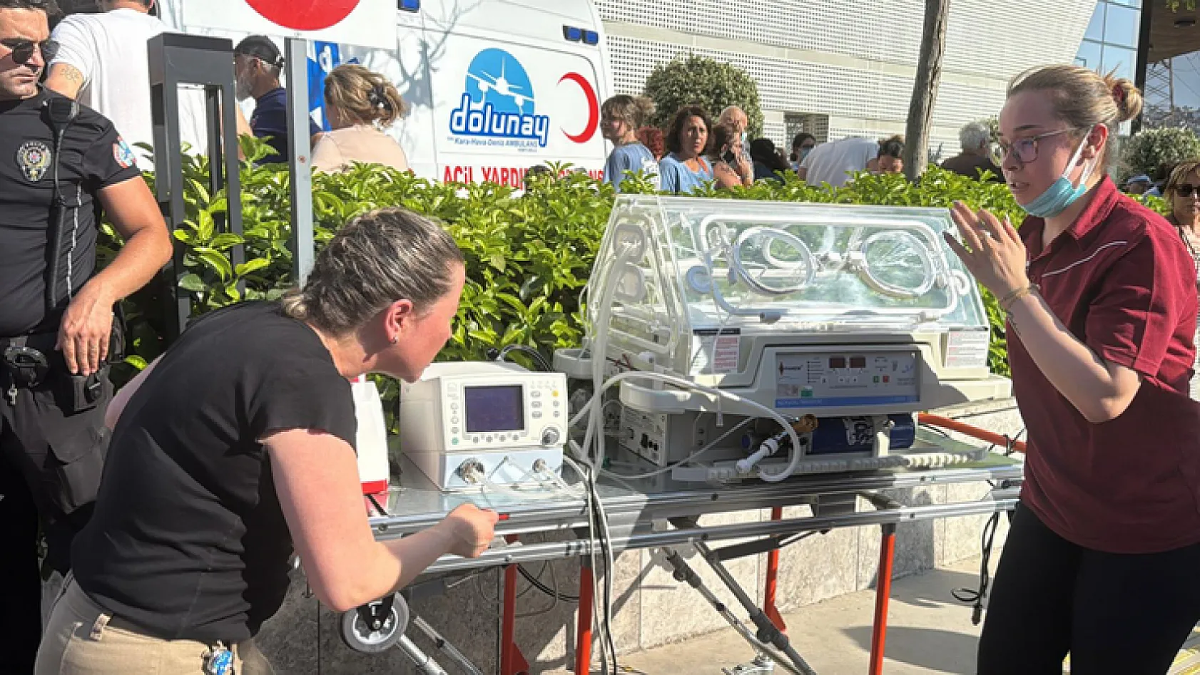 İzmir'de depoda çıkan yangına müdahale ediliyor