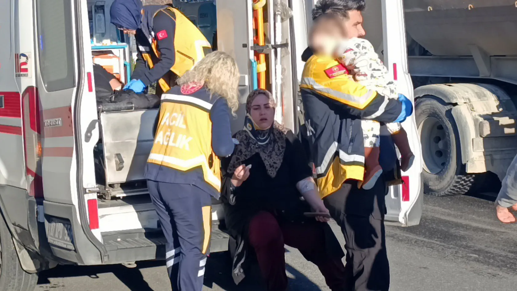 Zincirleme kazada annesi yaralanan bebek 112 görevlisinin kucağında annesini bekledi