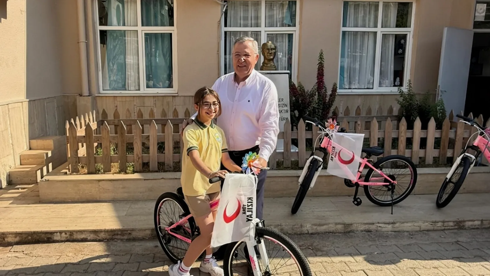 FTSO'dan Fethiye'de Kan Bağışını Teşvik Eden 3 Öğrenciye Bisiklet Hediyesi